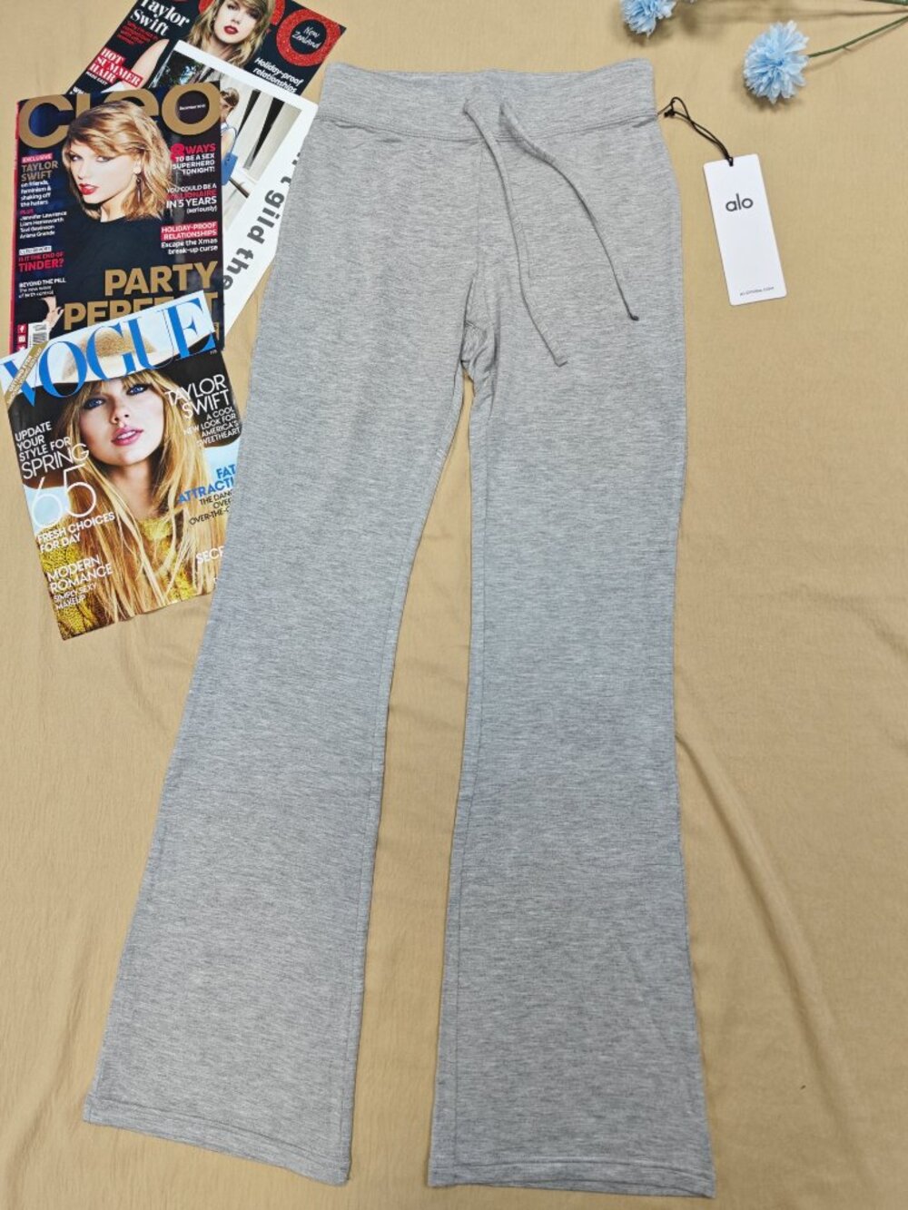 NWT ALO Yoga Sway Bootcut Sweatpant Heather Grey 🧘♂️👖 Leg-Lengthening